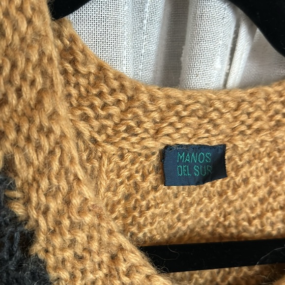 Plain Sweater with gold button detail - Picture 2 of 5